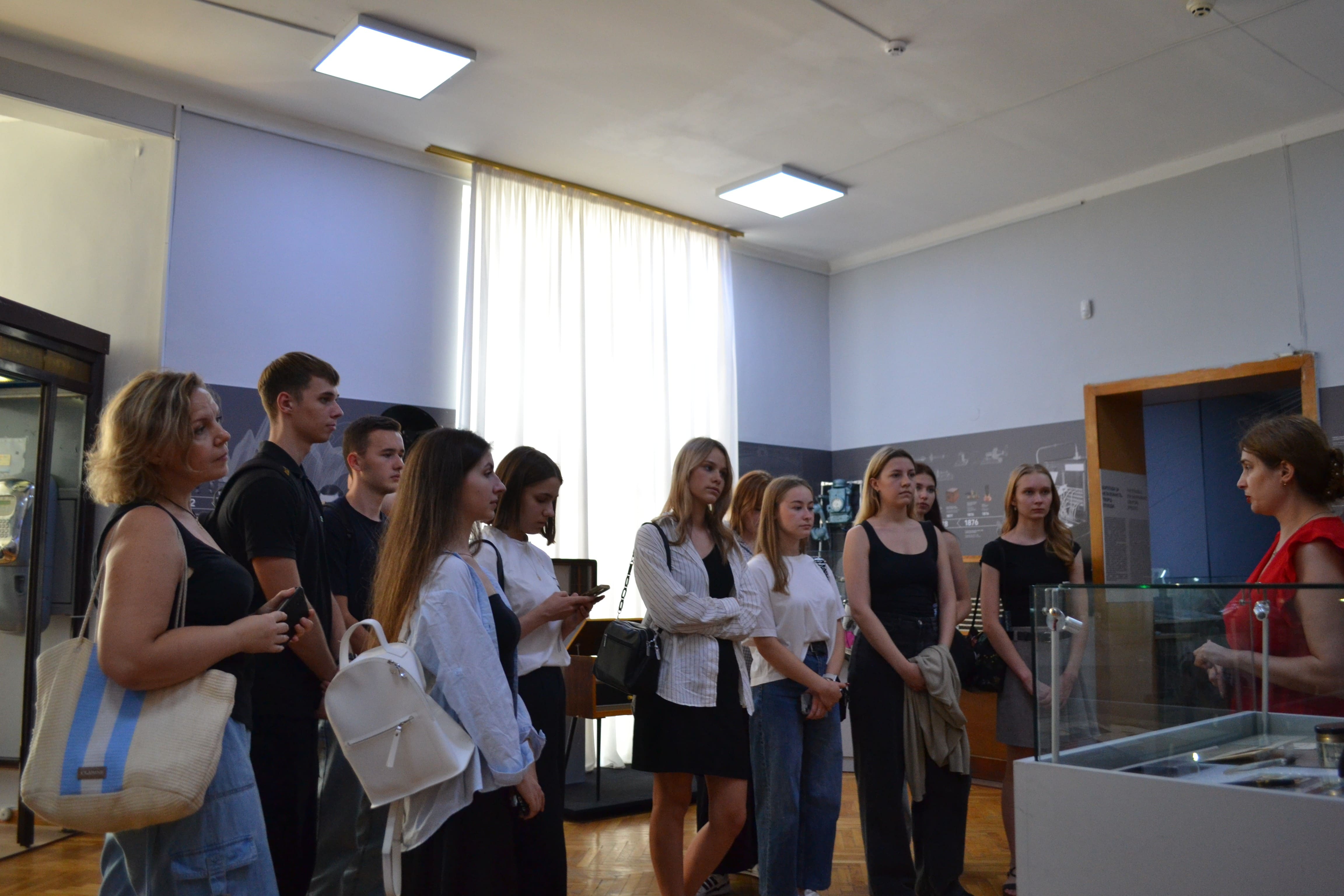 Зустріч представників Факультету права та міжнародних відносин зі студентами Фахового коледжу «Універсум» Навчаємося на практиці: виїзне практичне заняття на виставку «На зв’язку»