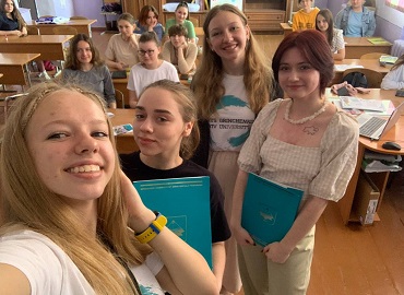 Профорієнтація від студентів: із перевагами навчання в КУБГ випускників Миронівського академічного ліцею №2 Миронівської міської Ради Київської області ознайомили студенти 1-го курсу ОП «Регіональні студії» Профорієнтація від студентів: із перевагами навчання в КУБГ випускників Миронівського академічного ліцею №2 Миронівської міської Ради Київської області ознайомили студенти 1-го курсу ОП «Регіональні студії»